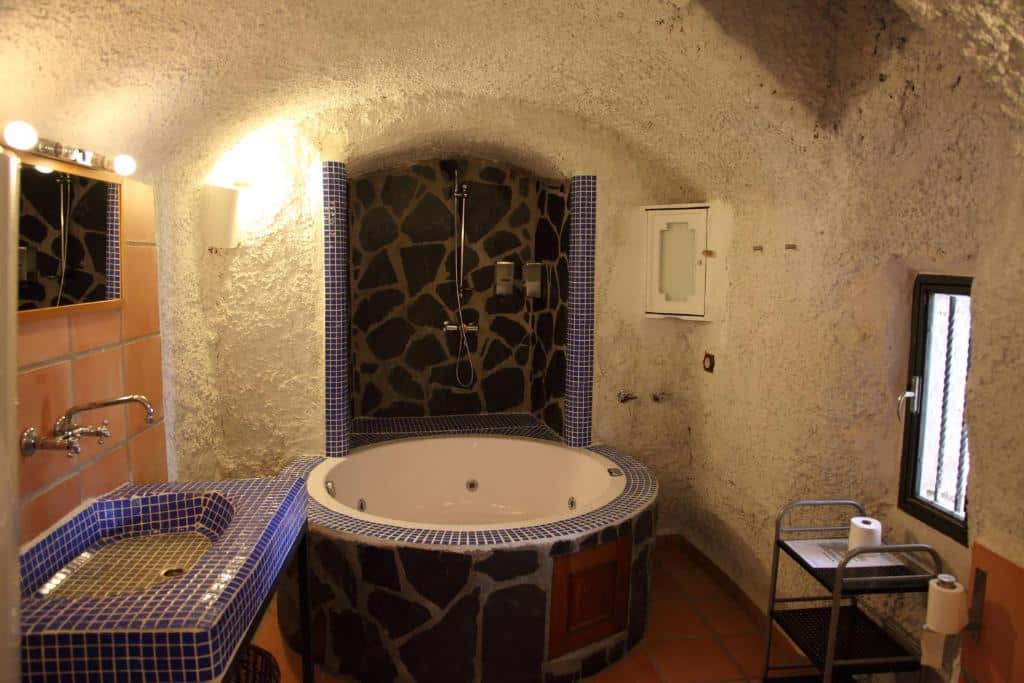 Casas Cueva y Cortijo La Tala en Guadix