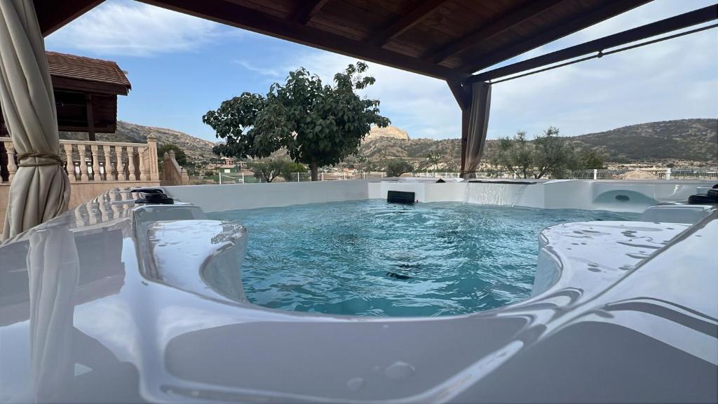La casica de madera con Jacuzzi exterior y barbacoa